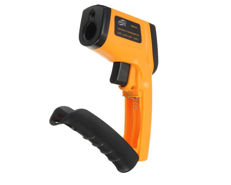 BENETECH Infrared Thermometer GM320 - Pirometr Bezkontaktowy laserowy miernik temperatury na podczerwień od -50 ℃ do 380 ℃ (z bateriami) 5 www.apaspa.com
Folia APA serii POWER JETKarta charaktersystyki serii POWER JET JP-UKAPA Wrapcast JP – dane techniczne i zalecenia
1. Charakterystyka
APA Wrapcast JP to dwuwarstwowa folia winylowa odlewana (P.V.C.), stworzona z myślą o precyzyjnych, profesjonalnych aplikacjach na powierzchnie płaskie, zakrzywione i formowane. Wyposażona w system Power‑Jet‑System z mikrokanalikami, który zapewnia:Eliminację pęcherzy powietrza dzięki aktywacji kanałów pod naciskiem rakli.Możliwość wielokrotnego repozycjonowania folii bez utraty przyczepności.Efekt wysokiego połysku i głębi kolorów na poziomie lakieru klasy premium.Zwiększoną grubość (140–160 ±10 µm; wybrane odcienie 120 ±10 µm) dla doskonałego krycia i odporności mechanicznej.Certyfikat odporności ogniowej B‑S2‑D0 (EN 13501‑1).2. Skład i właściwościFilm: Cast double‑layer P.V.C.Grubość (bez kleju): 140–160 ±10 µm (JP/959.11 & JP/979.10: 120 ±10 µm).Liner: silikonowany PE‑liner z mikrokanalikami (“Air Free Power‑Jet System”).Klej: akrylowy, ultra‑permanentny, repozycjonowalny, o wysokiej kohezji.Release: 4 ±3 cN/25 mm.Adhezja: ≥ 100 N/m po 20 min.; ≥ 250 N/m po 72 h (peel 180°/20 °C).Kurczliwość: < 0,3 mm po 48 h / 70 °C.Temperatura pracy: od -50 °C do +90 °C (na stali bez zmian).Odporność na wodę morską: 100 h / 20 °C (bez zmian).Reakcja na ogień: B‑S2‑D0 (EN 13501‑1).3. Trwałość i testySzacowany okres użytkowania (eksperymenty UV–Xenon, ekspozycja pionowa ± 10°, klimat Europy Środkowej):6 lat dla kolorów standardowych4 lata dla odcieni metalicznych i perłowychAplikacja na powierzchniach poziomych lub mocno nachylonych (> ± 10°) może spowodować skrócenie tego okresu.4. MagazynowanieOkres przydatności: do 1 roku w oryginalnym opakowaniu.Warunki: 20 °C, 50 % R.H., folia zawieszona poziomo lub ustawiona pionowo.Długotrwały nacisk rolki w temperaturze powyżej 25 °C może chwilowo obniżyć połysk – zaleca się krótkie ogrzanie opalarką, by przywrócić efekt.5. Przygotowanie i aplikacjaPodłoże: zalecane fabryczne lakiery OEM; powierzchnie przemalowane czy uszkodzone należy przetestować pod kątem stabilności powłoki.Czyszczenie:APA EASY CLEANER – całość.APA CLEANER XT – szczeliny, kanty, profile.Bezwzględnie wykonaj próbę zgodności środków w niewidocznym miejscu.Warunki montażu: 15–28 °C, metoda sucha – użycie wody nie jest zalecane.Podłoża niewskazane: porowate materiały (tkaniny, plandeki), niskoenergetyczne plastiki (PE, PP, silikon, guma), powierzchnie zabrudzone, elastyczne, wydzielające gazy czy narażone na długotrwały kontakt z oparami benzyny.6. Czyszczenie i konserwacjaDo bieżącego czyszczenia stosuj wodę i miękkie ściereczki z delikatnym detergentem; do trudniejszych zabrudzeń – APA CLEANER FILM.Unikaj silnych rozpuszczalników, past ściernych, wosków i past polerskich.Przy myciu ciśnieniowym utrzymuj dyszę co najmniej 1 m od brzegu, pod kątem prostym, by nie podważyć folii.7. Usuwanie foliiTemperatura demontażu: około 50 °C – optymalne ogrzanie opalarką ułatwia odklejenie.Zbyt niska lub zbyt wysoka temperatura przy odrywaniu może wymagać szczególnej ostrożności, by nie naruszyć lakieru, zwłaszcza na elementach plastikowych czy przemalowanych.Do usuwania resztek kleju – APA REMOVER (po wcześniejszym teście zgodności).Firma APA nie ponosi odpowiedzialności za ewentualne uszkodzenia powłoki podczas demontażu.8. Gwarancja i odpowiedzialnośćAPA wymienia wyłącznie folie z potwierdzoną wadą produkcyjną; nie obejmuje kosztów ponownej aplikacji, druku ani przestojów.Dla jednolitego efektu kolorystycznego używaj folii z tej samej partii produkcyjnej.Metaliczne odcienie mogą zmieniać barwę w zależności od kąta padania światła – zachowaj spójny kierunek aplikacji.Podane wartości i dane oparte są na wynikach badań, które uważamy za wiarygodne, służą jedynie jako informacja i nie stanowią gwarancji. Żaden sprzedawca, przedstawiciel, pełnomocnik ani pośrednik nie ma prawa podawać innych informacji niż te zawarte w tej Karcie Technicznej. Wszystkie produkty mogą być ulepszane bez wcześniejszego powiadamiania. 